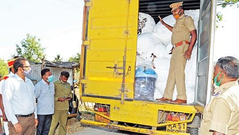 பர்கூர் சட்டப்பேரவை தொகுதிக்கு உட்பட்ட ஆந்திர மாநில எல்லையோரம் அமைந்துள்ள குருவிநாயனப்பள்ளி சோதனைச்சாவடியில் வாகனத் தணிக்கையை நேற்று மாவட்ட தேர்தல் அலுவலர் ஆட்சியர் ஜெயசந்திர பானு ரெட்டி ஆய்வு செய்தார்.