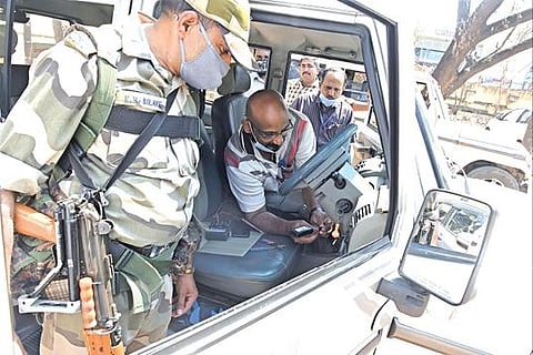 சோதனைப் பணியில் ஈடுபட்டுள்ள பறக்கும்படை வாகனங்களில் ஜிபிஎஸ் கருவி பொருத்தம்