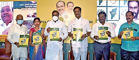 பாமகவின் தேர்தல் அறிக்கை வெளியிடும் நிகழ்ச்சி தலைவர் ஜி.கே மணி தலைமையில் சென்னை தி.நகரில் உள்ள நட்சத்திர ஓட்டலில் நேற்று நடைபெற்றது. நிகழ்ச்சியில் கட்சியின் நிறுவனர் ராமதாஸ், இளைஞர் அணித் தலைவர் அன்புமணி ஆகியோர் இணைய வழியில் பங்கேற்று தேர்தல் அறிக்கையை வெளியிட்டனர். பொருளாளர் திலகபாமா, வடக்கு மண்டல இணைப் பொதுச்செயலாளர் ஏ.கே.மூர்த்தி, புதுச்சேரி மாநில அமைப்பாளர் தன்ராஜ், வழக்கறிஞர் கே.பாலு, பசுமைத் தாயகம் அமைப்பின் மாநிலச் செயலாளர் அருள் ஆகியோர் கலந்து கொண்டனர். படம்: ம.பிரபு