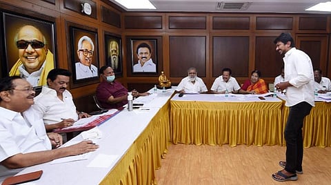 உதயநிதியிடம் நேர்காணல் நடத்திய ஸ்டாலின்.