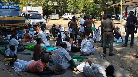 தரையில் படுத்துப் போராட்டத்தில் ஈடுபட்ட அய்யாக்கண்ணு உள்ளிட்ட விவசாயிகள்.