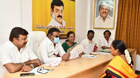 நேர்காணல் நடத்திய விஜயகாந்த்.