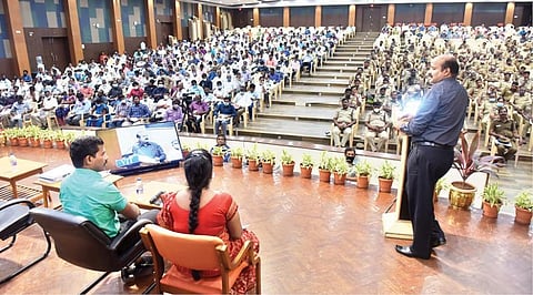 வேலூர் மாவட்டத்தில் 5 சட்டப்பேரவை தொகுதிகளுக்கு உட்பட்ட மண்டல அலுவலர்கள் மற்றும் காவல் துறையினர் சட்டப்பேரவை தேர்தலில் மேற்கொள்ளப்பட வேண்டிய முக்கிய பணிகள் குறித்த பயிற்சி காட்பாடியில் உள்ள விஐடி பல்கலைக்கழகத்தில் நேற்று நடைபெற்றது. இதனை, மாவட்ட ஆட்சியர் சண்முகசுந்தரம் தொடங்கி வைத்து ஆலோசனைகளை வழங்கினார். அருகில், மாவட்ட வருவாய் அலுவலர் பார்த்தீபன், திட்ட இயக்குநர் மாலதி உள்ளிட்டோர். படம்: வி.எம்.மணிநாதன்.