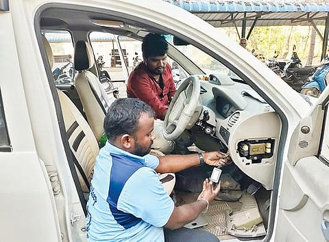 வேலூர் மாவட்ட ஆட்சியர் அலுவலக வளாகத்தில் நேற்று பறக்கும் படையினர், தேர்தல் நிலை கண்காணிப்பு குழுவினர் பயன்படுத்தும் 30 வாகனங்களுக்கு ஜிபிஎஸ் கருவி பொருத்தப்பட்டது. படம்: வி.எம்.மணிநாதன்.