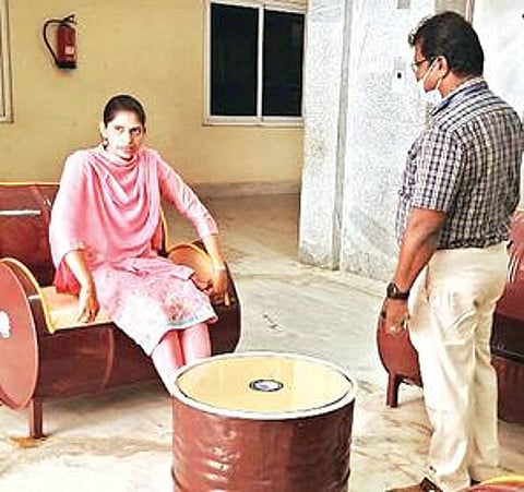 தூத்துக்குடி மாநகராட்சி பணியாளர்கள் பழைய டிரம்களைக் கொண்டு உருவாக்கிய கலைநயம் மிக்க ஷோபா செட். (அடுத்த படம்) டிரம்களில் இருந்து உருவாக்கப்பட்ட ஷோபாவில் அமர்ந்து ரசித்த மாநகராட்சி ஆணையர் சரண்யா அறி. படங்கள்: என்.ராஜேஷ்