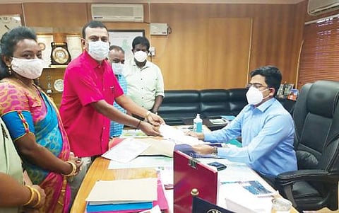 திருநெல்வேலி மாவட்ட ஆட்சியர் வே.விஷ்ணுவை சந்தித்து மனு அளித்த ஆரம்பப்பள்ளி ஆசிரியர் கூட்டணி நிர்வாகிகள். படம்: மு.லெட்சுமி அருண்