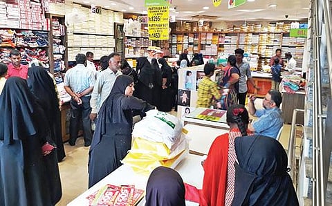 கிருஷ்ணகிரி பெங்களூரு சாலையில் உள்ள சங்கம் சில்க்ஸில் மெகா சேல் திருவிழா தொடங்கியதால், வாடிக்கையாளர்கள் ஆர்வமுடன் ஆடைகளை வாங்க குவிந்தனர்.