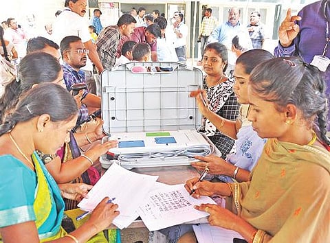 கிருஷ்ணகிரியில் சுழற்சி முறையில் ஒதுக்கீடு செய்யப்பட்ட மின்னணு வாக்குப்பதிவு இயந்திரங்களை பெற்றுக் கொண்ட தேர்தல் நடத்தும் அலுவலர்கள். படம்: எஸ்.கே.ரமேஷ்