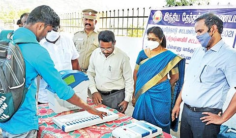 கிருஷ்ணகிரி புதிய பேருந்து நிலையத்தில் வாக்காளர்களுக்கு விழிப்புணர்வு ஏற்படுத்தும் வகையில் நடந்த மாதிரி வாக்குப்பதிவு முகாமை ஆட்சியர் ஜெயசந்திர பானு ரெட்டி ஆய்வு செய்தார்.