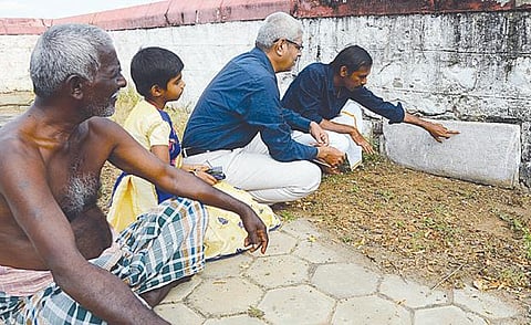 சிவகங்கை அருகே படமாத்தூர் சித்தாலங்குடியில் உள்ள மகாராஜா கோயிலில் கண்டறியப்பட்ட 160 ஆண்டுகள் பழமையான ஜமீன்தார் காலக் கல்வெட்டு.