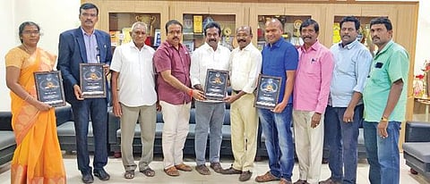 மாவட்டத்தில் சிறந்த கல்லூரியாக விருது பெற்ற தேனி நாடார் சரஸ்வதி பொறியியல் மற்றும் தொழில்நுட்பக் கல்லூரி மற்றும் நாடார் சரஸ்வதி கலை மற்றும் அறிவியல் கல்லூரி நிர்வாகிகளுக்கு உறவின்முறை தலைவர் கேபிஆர்.முருகன் உள்ளிட்டோர் பாராட்டு தெரிவித்தனர்.