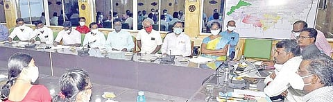 விருதுநகரில் கல்லூரி முதல்வர்களுடனான ஆலோசனைக் கூட்டத்தில் பேசிய மாவட்ட தேர்தல் அலுவலர் இரா.கண்ணன்.