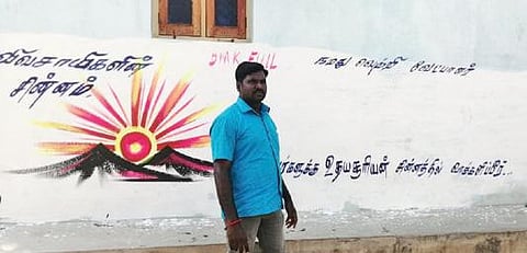 ரிஷிவந்தியம் பாவந்தூர் கிராமத்தில் வேட்பாளர் பெயருக்கு இடம் விட்டு, திமுகவினரால் வரையப்பட்டிருக்கும் சின்னம்.