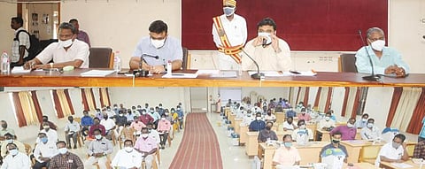 கடலூரில் சட்டமன்ற தேர்தலை முன்னிட்டு மண்டல அலுவலர்களுக்கு மாவட்ட தேர்தல் அலுவலர் சந்திரசேகர் சாகமூரி தலைமையில் பயிற்சிக் கூட்டம் நடைபெற்றது.