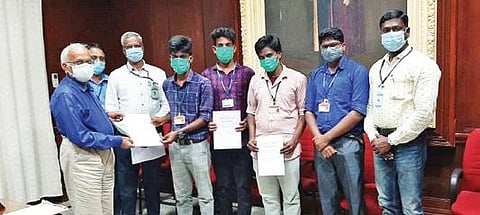 சிதம்பரம் அண்ணாமலை பல்கலைக்கழக உற்பத்திப் பொறியியல் இறுதியாண்டு மாணவர்களுக்கு தொழிற்சாலைகளில் பயிற்சிக்கான ஆணையை துணைவேந்தர் முருகேசன் வழங்கினார்.