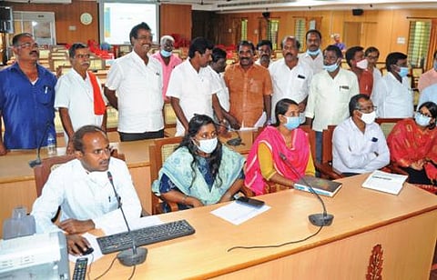 விழுப்புரம் ஆட்சியர் அலுவலக கூட்டரங்கில் தொகுதி வாரியாக குலுக்கல் முறையில் மின்னணு வாக்குப்பதிவு இயந்திரங்கள் ஒதுக்கீடு செய்யும் பணி நடைபெற்றது.