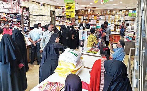 கிருஷ்ணகிரி பெங்களூரு சாலையில் உள்ள சங்கம் சில்க்ஸில் மெகா சேல் திருவிழா தொடங்கியதால், வாடிக்கையாளர்கள் ஆர்வமுடன் ஆடைகளை வாங்க குவிந்தனர்.