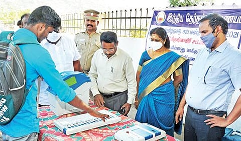 கிருஷ்ணகிரி புதிய பேருந்து நிலையத்தில் வாக்காளர்களுக்கு விழிப்புணர்வு ஏற்படுத்தும் வகையில் நடந்த மாதிரி வாக்குப்பதிவு முகாமை ஆட்சியர் ஜெயசந்திர பானு ரெட்டி ஆய்வு செய்தார்.