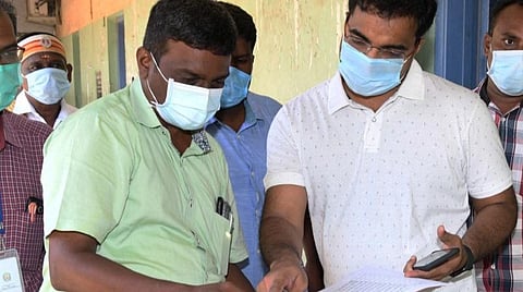 தூத்துக்குடி காரப்பேட்டை நாடார் ஆண்கள் மேல்நிலைப் பள்ளியில் அமைக்கப்பட்டுள்ள வாக்குச்சாவடியை மாவட்டத் தேர்தல் அதிகாரியான மாவட்ட ஆட்சியர் கி.செந்தில் ராஜ் நேரில் பார்வையிட்டு ஆய்வு செய்தார். | படம்: என்.ராஜேஷ்.