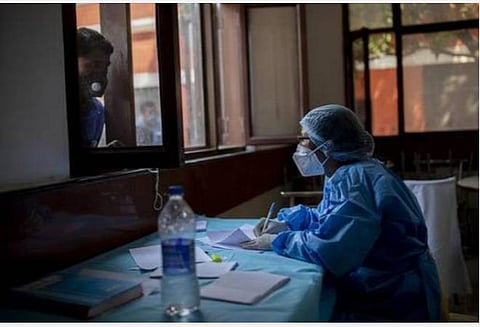 கரோனா அதிகரிப்பு: போலந்தில் உள்ள இந்தியத் தூதரகச் சேவைகள் நிறுத்தி வைப்பு