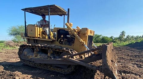 கோவை எஸ்.எஸ்.குளம் ஒன்றியத்துக்குட்பட்ட அக்ரஹார சாமகுளத்தில் இயந்திரம் மூலம் நடைபெற்ற தூர்வாரும் பணி.