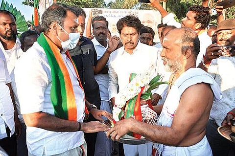 போளூர் வந்த தமிழக பாஜக தலைவர் எல்.முருகனுக்கு, ஓபிசி அணி மாநில துணை தலைவர் ஏழுமலை தலைமையில் பூரண கும்ப மரியாதையுடன் வரவேற்பு அளிக்கப்பட்டது.