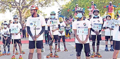 தூத்துக்குடி ரோச் பூங்காவில் 100 சதவீத வாக்குப்பதிவை வலியுறுத்தி விழிப்புணர்வு ஸ்கேட்டிங் மற்றும் நாட்டுப்புற கலைநிகழ்ச்சிகள் நடைபெற்றன. படம்: என்.ராஜேஷ்