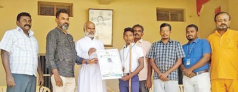 தொடர்ந்து 4 மணி நேரம் சிலம்பம் சுற்றி சாதனை படைத்த மாணவர் ராம் சுதிக்கை தூத்துக்குடி புனித பிரான்சிஸ் சவேரியார் மேல்நிலைப் பள்ளி தலைமை ஆசிரியர் உள்ளிட்டோர் பாராட்டினர்.