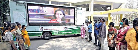 ஈரோடு மாவட்டத்தில் வாக்களிப்பதன் அவசியம் குறித்த விழிப்புணர்வு ஏற்படுத்தும் வகையில், குறும்படங்களை ஒளிபரப்ப பயன்பாட்டுக்கு வந்த வாகனம்.