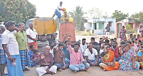 கிருஷ்ணகிரி அடுத்த காட்டிநாயனப்பள்ளியில் உள்ள பெரியார் சிலைக்கு தீ வைத்த மர்ம நபர்களை கைது செய்யக் கோரி தர்ணாவில் ஈடுபட்ட சமத்துவபுரம் பகுதி மக்கள். மேலும், சிலையை தண்ணீர் மூலம் சுத்தம் செய்தனர்.