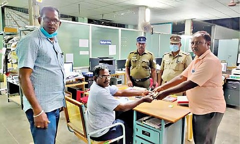 குமாரபாளையத்தில் நடைபெற்ற வாகனத் தணிக்கையின்போது பறிமுதல் செய்யப்பட்ட ரூ.1.15 லட்சம் ரொக்கத்தை வட்டாட்சியரிடம் தேர்தல் பிரிவு அதிகாரிகள் ஒப்படைத்தனர்.