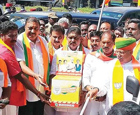 தேர்தல் அறிக்கைக்கான கருத்து சேகரிப்பு பெட்டி அனுப்பும் நிகழ்வில் மத்திய அமைச்சர் அர்ஜுன் ராம் மேக்வால், மக்களவை உறுப்பினர் ராஜீவ் சந்திரசேகர், புதுச்சேரி பாஜக மேலிடப் பொறுப்பாளர் நிர்மல்குமார் சுரானா, பாஜக மாநிலத் தலைவர் சாமிநாதன், முன்னாள் அமைச்சர் நமச்சிவாயம் மற்றும் நிர்வாகிகள்.