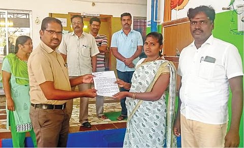 வடக்குத்து ஊராட்சியில் டாஸ்மாக் கடையை திறந்தால் அப்பகுதி மக்கள் தேர்தல் புறக்கணிப்பு செய்யப் போவதாக கூறி நெய்வேலி சட்டமன்ற தேர்தல் அலுவலர் சிவக்குமாரிடம், கீழுர் ஒன்றிய கவுன்சிலர் கஸ்தூரி செல்வக்குமார் மனு அளித்தார்.