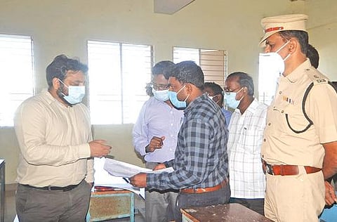 கடலூரில் வாக்கு எண்ணும் மையமான பெரியார் அரசு கல்லூரியில் முன்னேற்பாடு குறித்து மாவட்ட தேர்தல் அலுவலர் சந்திரசேகர் சாகமூரி ஆய்வு மேற்கொண்டார்.