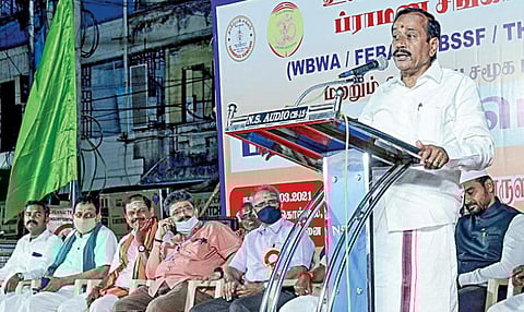 உலக பிராமண நல்வாழ்வு சங்கம், பிராமண மக்களின் கூட்டமைப்பு சார்பில், பொதுப் பிரிவினரில் பொருளாதாரத்தில் பின் தங்கியுள்ளோருக்கான 10 சதவீத இடஒதுக்கீட்டை அமல்படுத்தக் கோரி சென்னை மயிலாப்பூர் மாங்கொல்லையில் நேற்று பொதுக்கூட்டம் நடைபெற்றது. இதில் பாஜக மூத்த தலைவர் ஹெச்.ராஜா பங்கேற்று பேசினார். நடிகர் எஸ்.வி.சேகர், இந்து மக்கள் கட்சி தலைவர் அர்ஜுன் சம்பத் உள்ளிட்டோர் கலந்து கொண்டனர். படம்: பு.க.பிரவீன்