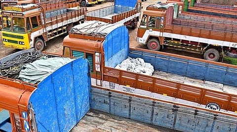 அத்தியாவசியப் பொருட்களின் விலை உயர்வைக் கட்டுக்குள் வைக்க வேண்டும்