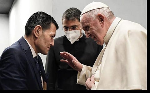 கடலில் மூழ்கி இறந்த சிறுவன் அய்லான் குர்தியின் தந்தையைச் சந்தித்துப் பேசிய போப் ஆண்டவர்