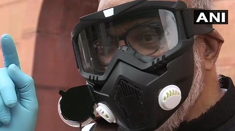 கரோனா பரவல்; உயர் திறன் ஏர் பில்டர் மாஸ்க் அணிந்து நாடாளுமன்றம் வந்த எம்.பி.