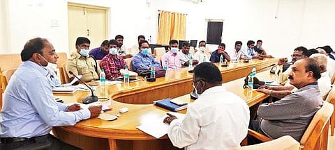 திருப்பத்தூர் மாவட்ட ஆட்சியர் அலுவலக கூட்டரங்கில் நடைபெற்ற தொலை தொடர்பு நிறுவனங்கள், கூரியர் மற்றும் பார்சல், அஞ்சல் துறை அலுவலர்களுக்கான ஆலோசனை கூட்டத்தில் பேசும் ஆட்சியர் சிவன் அருள். அருகில், டிஆர்ஓ தங்கைய்யாபாண்டியன் உள்ளிட்டோர்.