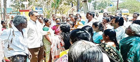 திருப்பத்தூரில் நிதி நிறுவன பங்குதாரர் பாபுவை நேற்று முற்றுகையிட்டு வாக்குவாதம் செய்த பொதுமக்கள்.