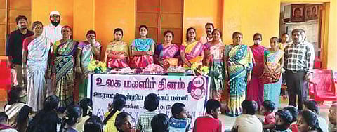 பேரணாம்பட்டு அடுத்த பத்தலப்பல்லியில் நேற்று நடைபெற்ற மகளிர் தின விழாவில், வட்டார பெண் மருத்துவர்கள் உள்ளிட்டோர் கவுரவிக்கப்பட்டனர்.