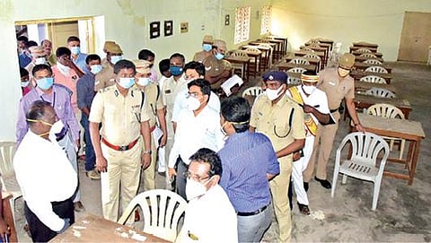 திருநெல்வேலியில் வாக்கு எண்ணும் மையமான அரசு பொறியியல் கல்லூரியில் மாவட்ட தேர்தல் அலுவலர் வே.விஷ்ணு, காவல் அதிகாரிகள் ஆய்வு செய்தனர். படம்: மு.லெட்சுமி அருண்