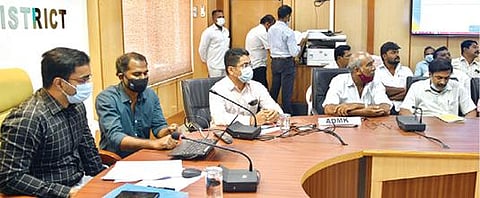 தூத்துக்குடி மாவட்டத்தில் சட்டப்பேரவை தொகுதிகளுக்கான வாக்குப்பதிவு இயந்திரங்களை சுழற்சி அடிப்படையில் ஒதுக்கீடு செய்யும் பணி மாவட்ட தேர்தல் அதிகாரி செந்தில் ராஜ் தலைமையில், அங்கீகரிக்கப்பட்ட கட்சி பிரமுகர்கள் முன்னிலையில் நடைபெற்றது. படம்: என்.ராஜேஷ்