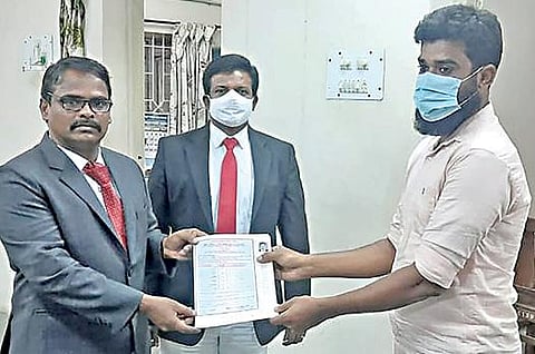 நாமக்கல் தனியார் கல்லூரியில் இருந்து பெறப்பட்ட கல்வித் சான்றிதழை சம்பந்தப் பட்ட மாணவரிடம் நீதிபதிகள் தனசேகரன், சரவணன் ஆகியோர் வழங்கினர்.