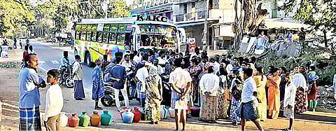 கிருஷ்ணகிரி - ராயக்கோட்டை சாலையில் சிக்கபூவத்தி கிராம மக்கள் சீராக குடிநீர் வழங்க வலியுறுத்தி, காலிக்குடங்களுடன் மறியல் போராட்டத்தில் ஈடுபட்டனர்.