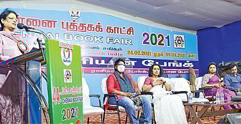 நந்தனம் ஒய்எம்சிஏ மைதானத்தில் நடைபெற்று வரும் சென்னை புத்தகக் காட்சியில் மகளிர் தினத்தையொட்டி நேற்று நடைபெற்ற இலக்கிய நிகழ்ச்சிக்கு ரயில்வே ஐஜி வே.வனிதா தலைமை தாங்கி பேசினார். அருகில் மனநல மருத்துவர் ஷாலினி, தமிழ் மரபு அறக்கட்டளை பன்னாட்டு அமைப்பின் தலைவர் க.சுபாஷினி, ஊடகவியலாளர் சுகிதா சாரங்கராஜ், பபாசி நிர்வாகி ஒளிவண்ணன்.படம்: பு.க.பிரவீன்