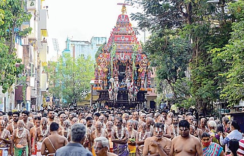 சென்னை திருவல்லிக்கேணி பார்த்தசாரதி கோயில் நரசிம்மர் பிரம்மோற்சவ விழாவையொட்டி, தேரோட்டம் நேற்று நடைபெற்றது. இதில், ஏராளமான பக்தர்கள் பங்கேற்று நரசிம்ம சுவாமி எழுந்தருளிய தேரை வடம் பிடித்து இழுத்தனர். படம்: பு.க.பிரவீன்