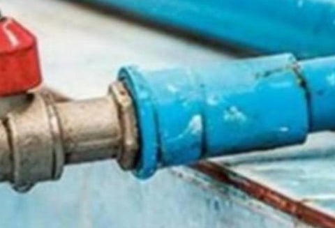 குடிநீர் குழாய் பதிக்க எதிர்ப்பு: பாதையைக் கம்பி வேலி வைத்து அடைத்ததால் தலித் குடும்பத்தைச் சேர்ந்த 30 பேர் அவதி