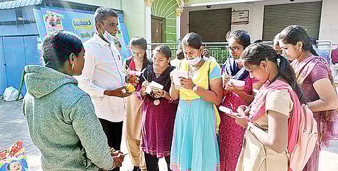 வேலூர் நம் சந்தையில் காய்கறி விற்பனை செய்யும் பெண் வியாபாரியின் விவரங்களை திரட்டிய வேளாண் கல்லூரி மாணவிகள்.