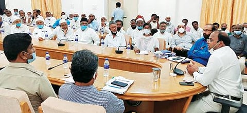 திருப்பத்தூர் மாவட்ட ஆட்சியர் அலுவலக கூட்டரங்கில் நடைபெற்ற தேர்தல் தொடர்பான ஆலோசனைக்கூட்டத்தில் பேசும் ஆட்சியர் சிவன் அருள்.